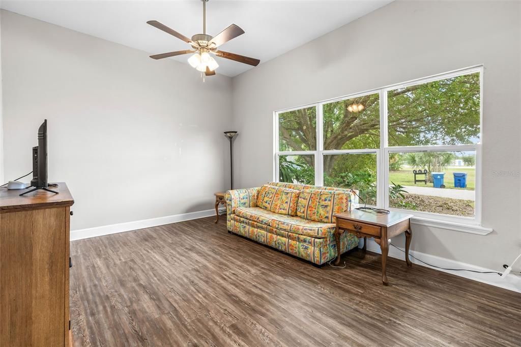 合同活跃: $250,000 (3 贝兹, 2 浴室, 1550 平方英尺)