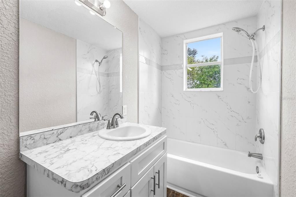 合同活跃: $250,000 (3 贝兹, 2 浴室, 1550 平方英尺)