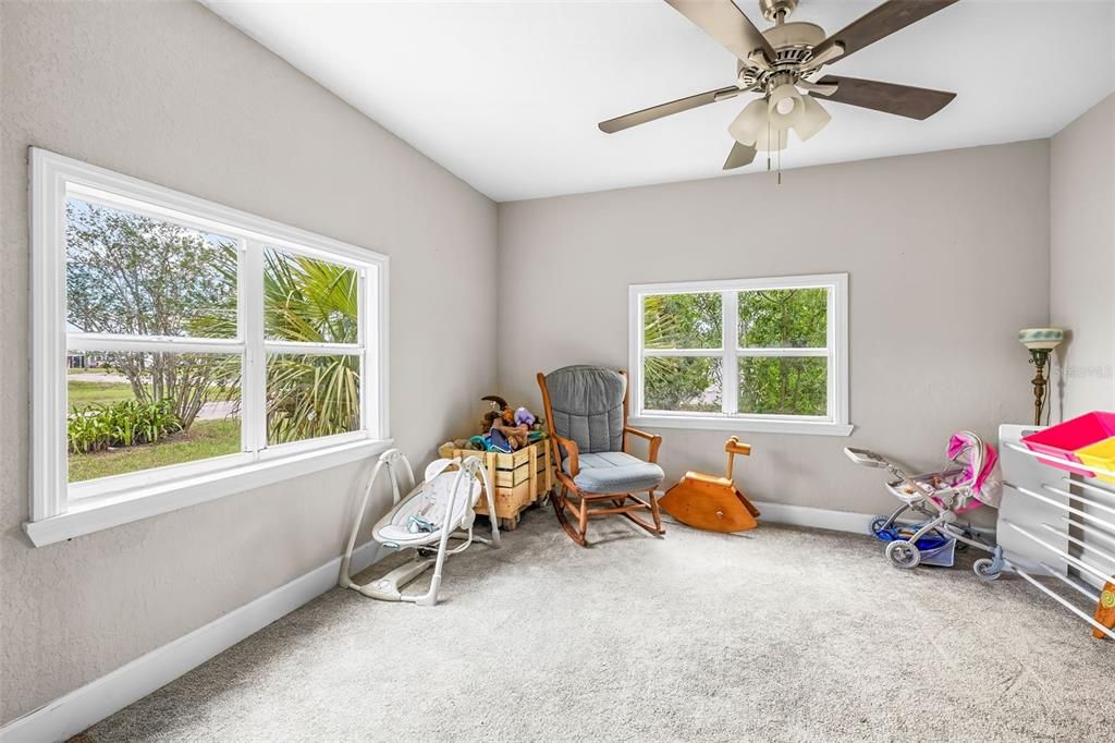 合同活跃: $250,000 (3 贝兹, 2 浴室, 1550 平方英尺)