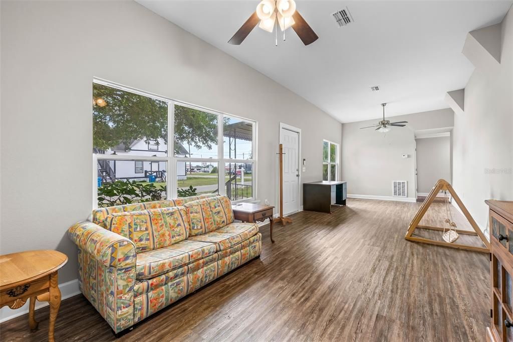 合同活跃: $250,000 (3 贝兹, 2 浴室, 1550 平方英尺)