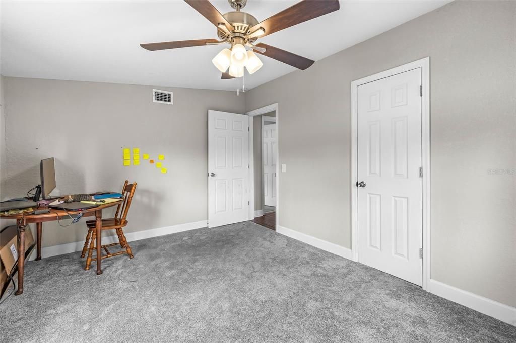 合同活跃: $250,000 (3 贝兹, 2 浴室, 1550 平方英尺)