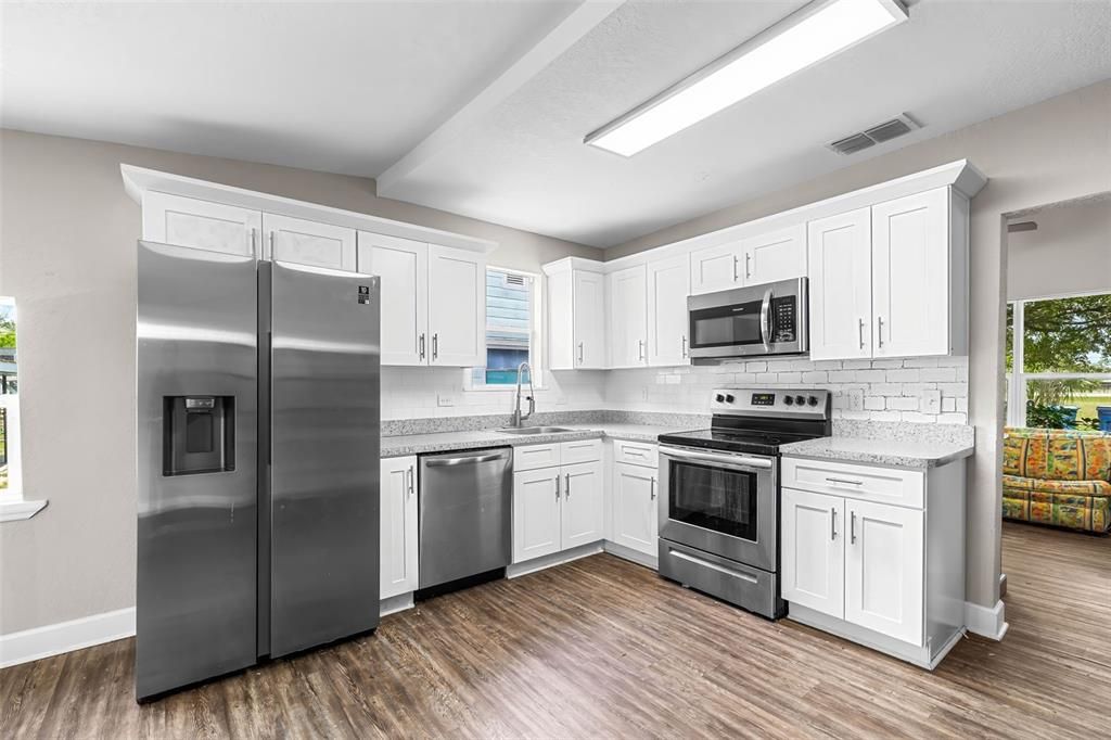 合同活跃: $250,000 (3 贝兹, 2 浴室, 1550 平方英尺)