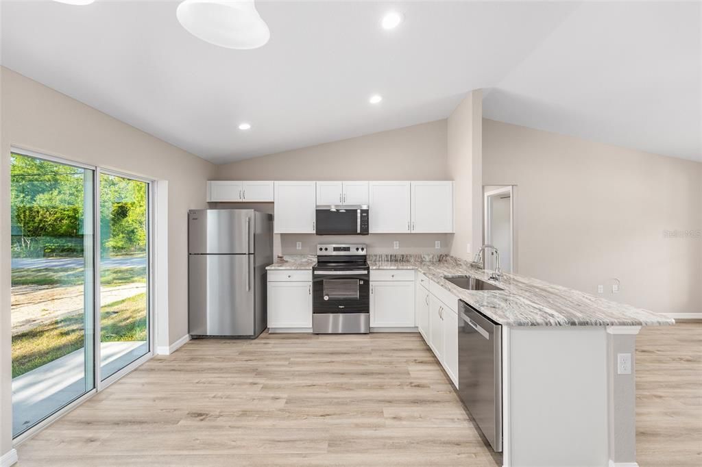 合同活跃: $219,000 (3 贝兹, 2 浴室, 1089 平方英尺)