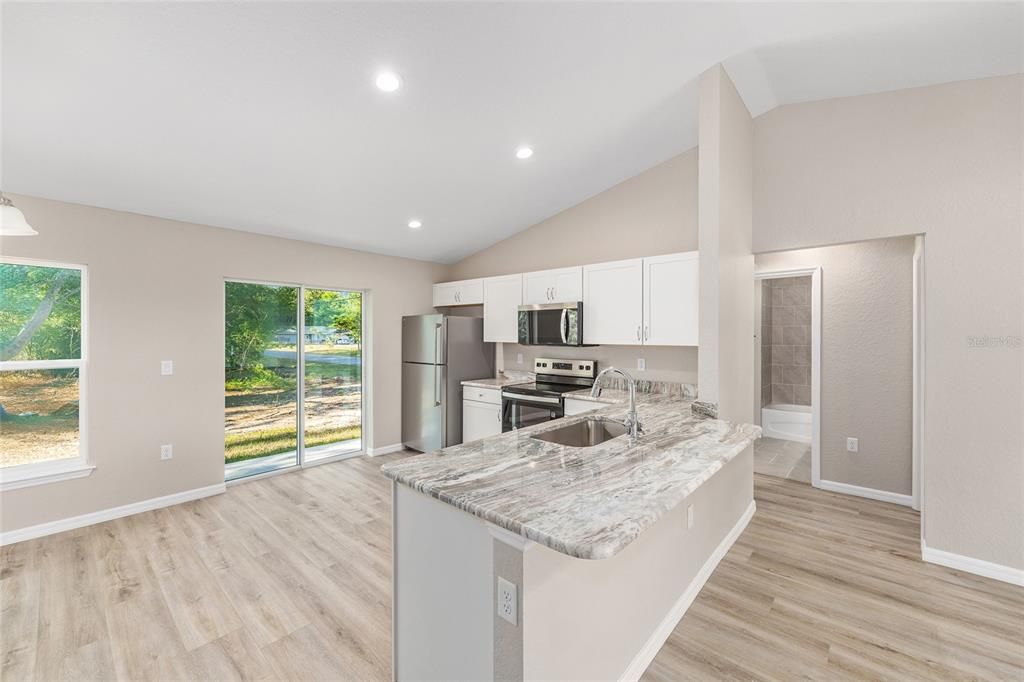 合同活跃: $219,000 (3 贝兹, 2 浴室, 1089 平方英尺)