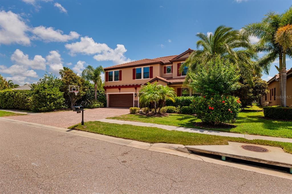 For Sale: $949,000 (5 beds, 4 baths, 3358 Square Feet)