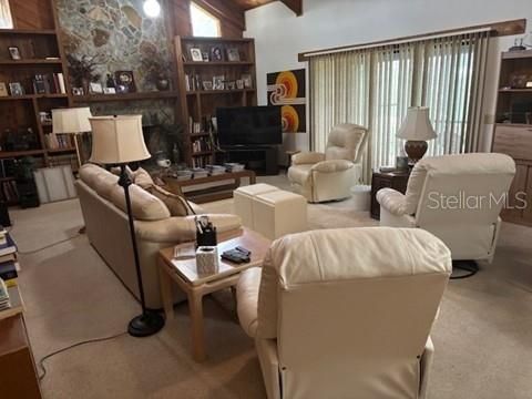 Activo con contrato: $469,000 (4 camas, 2 baños, 2900 Pies cuadrados)