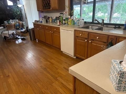 Activo con contrato: $469,000 (4 camas, 2 baños, 2900 Pies cuadrados)