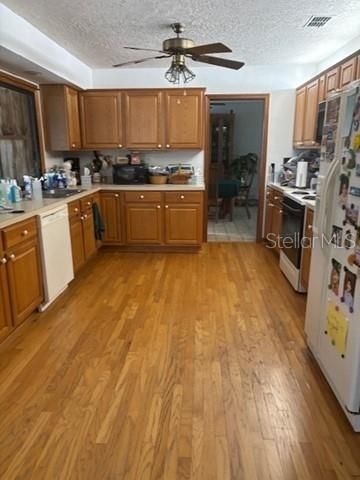 Activo con contrato: $469,000 (4 camas, 2 baños, 2900 Pies cuadrados)