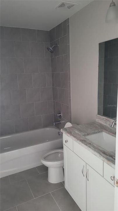 合同活跃: $215,000 (3 贝兹, 2 浴室, 1089 平方英尺)