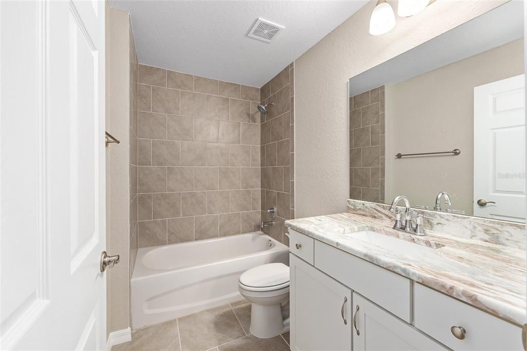 合同活跃: $215,000 (3 贝兹, 2 浴室, 1089 平方英尺)