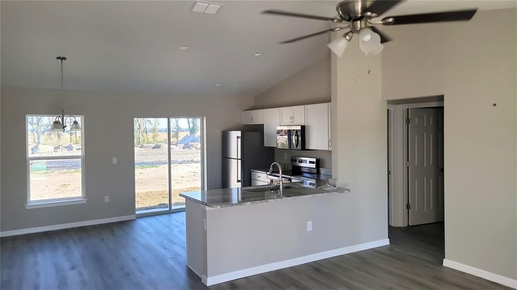 合同活跃: $215,000 (3 贝兹, 2 浴室, 1089 平方英尺)