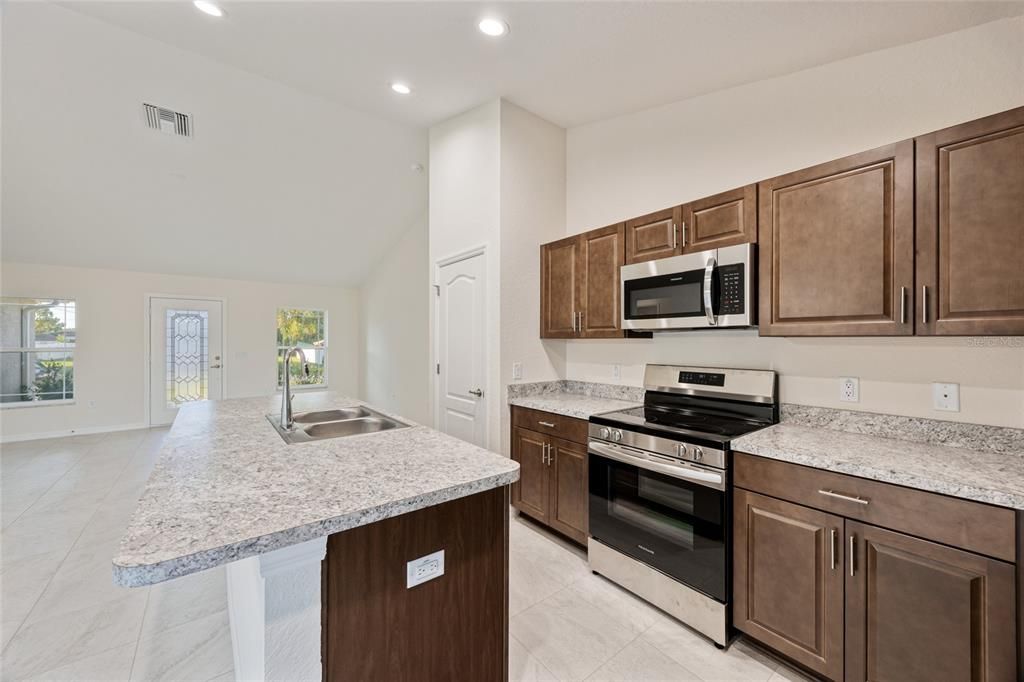 For Sale: $365,000 (3 beds, 2 baths, 1621 Square Feet)