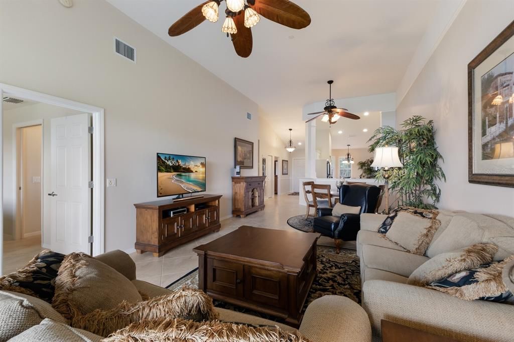 For Sale: $299,900 (2 beds, 2 baths, 1431 Square Feet)