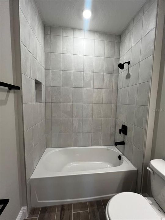 Под контрактом: $587,210 (5 спален, 3 ванн, 3076 Квадратных фут)