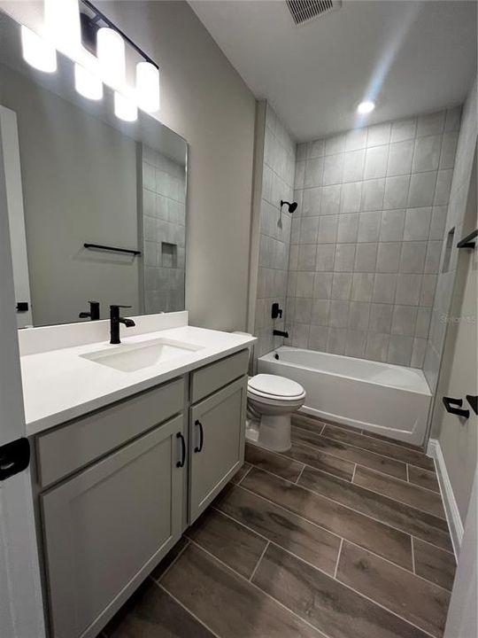 Под контрактом: $587,210 (5 спален, 3 ванн, 3076 Квадратных фут)