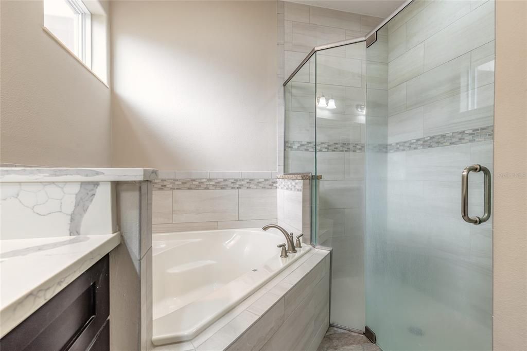 合同活跃: $749,000 (4 贝兹, 3 浴室, 3040 平方英尺)