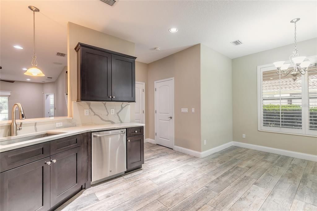 合同活跃: $749,000 (4 贝兹, 3 浴室, 3040 平方英尺)