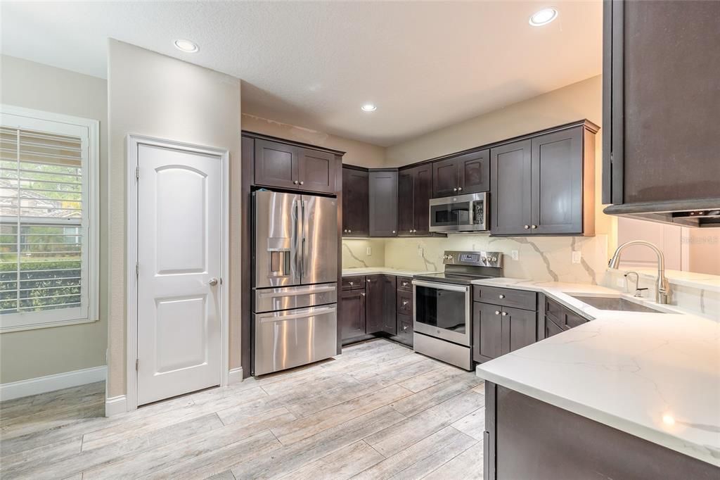 合同活跃: $749,000 (4 贝兹, 3 浴室, 3040 平方英尺)