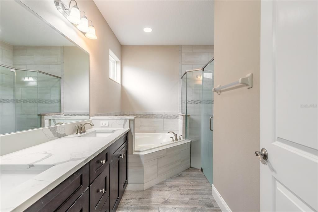 合同活跃: $749,000 (4 贝兹, 3 浴室, 3040 平方英尺)