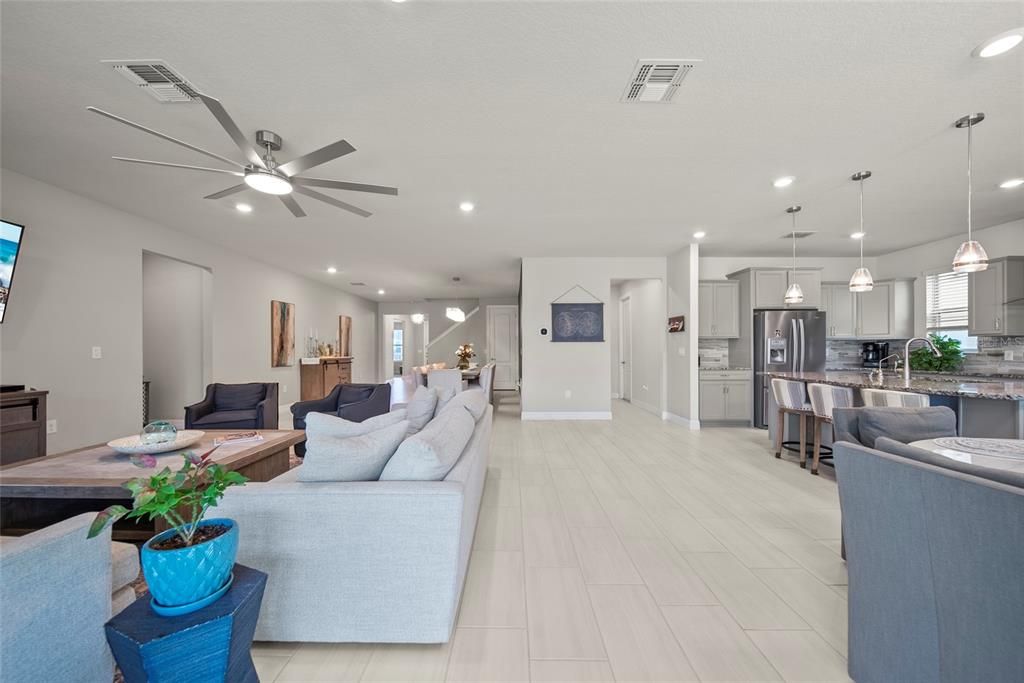 На продажу: $799,999 (6 спален, 3 ванн, 4190 Квадратных фут)