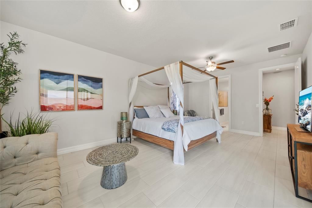 На продажу: $799,999 (6 спален, 3 ванн, 4190 Квадратных фут)