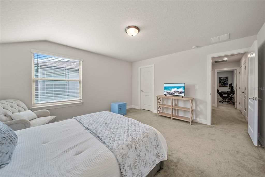 На продажу: $799,999 (6 спален, 3 ванн, 4190 Квадратных фут)