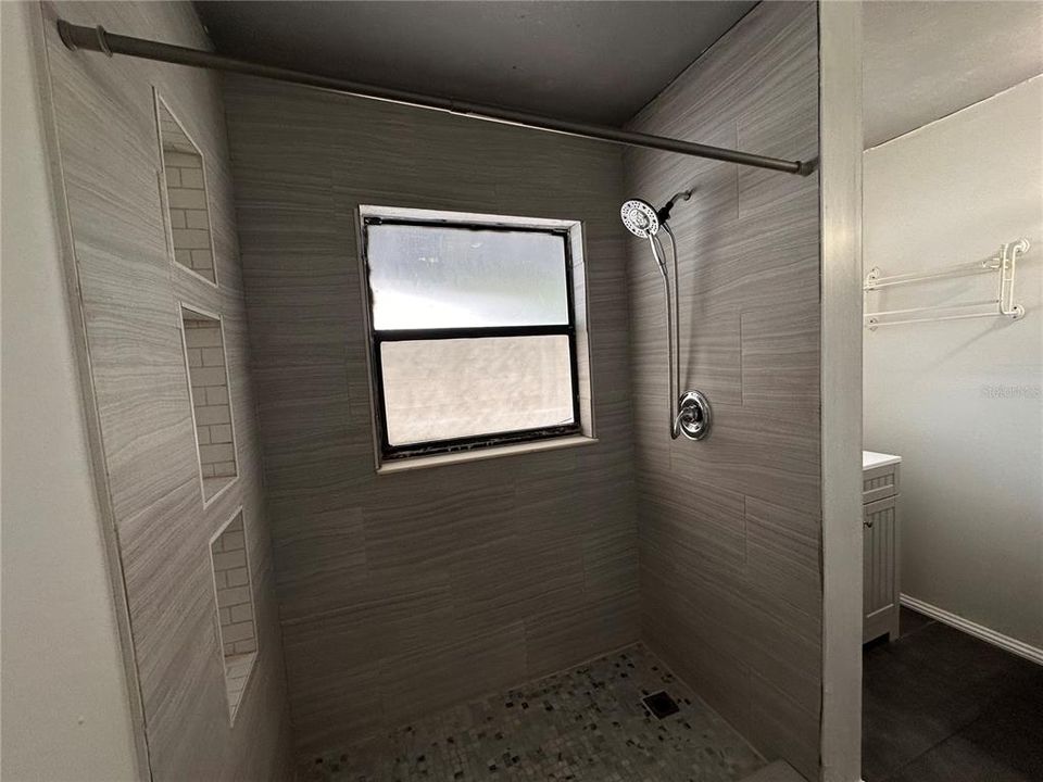 合同活跃: $200,000 (3 贝兹, 2 浴室, 1218 平方英尺)