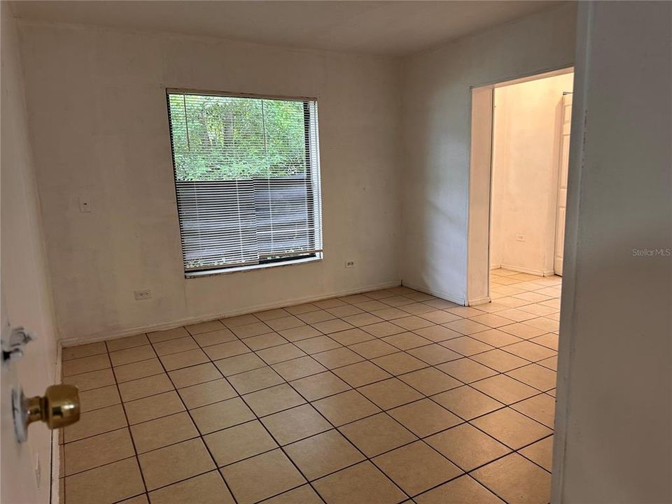 合同活跃: $200,000 (3 贝兹, 2 浴室, 1218 平方英尺)