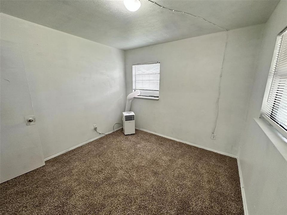 合同活跃: $200,000 (3 贝兹, 2 浴室, 1218 平方英尺)