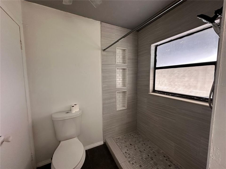 合同活跃: $200,000 (3 贝兹, 2 浴室, 1218 平方英尺)