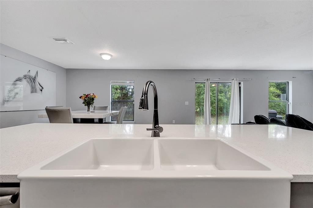 Под контрактом: $294,000 (3 спален, 2 ванн, 1681 Квадратных фут)