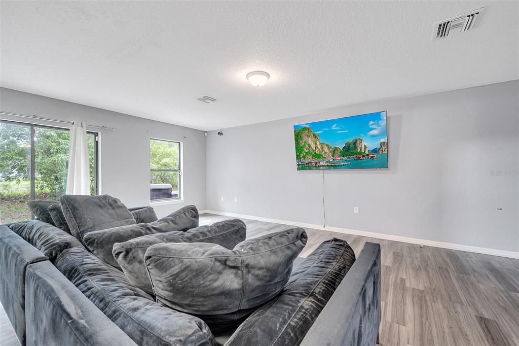 Под контрактом: $294,000 (3 спален, 2 ванн, 1681 Квадратных фут)