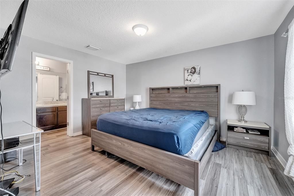 Под контрактом: $294,000 (3 спален, 2 ванн, 1681 Квадратных фут)