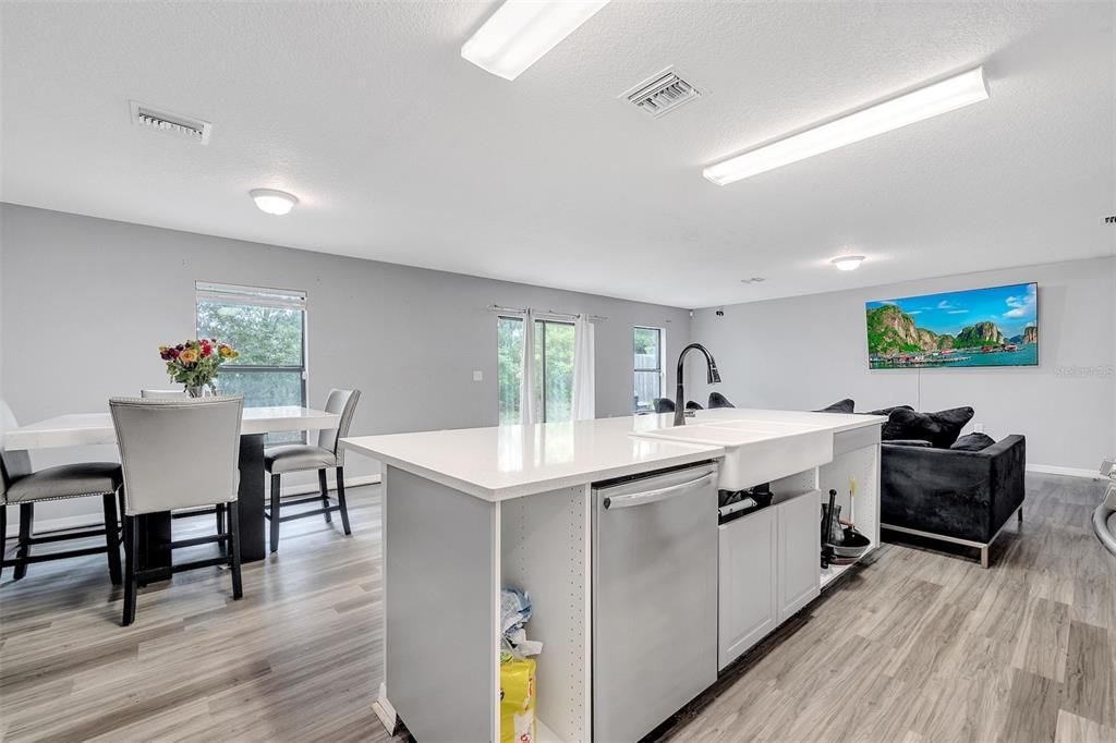 Под контрактом: $294,000 (3 спален, 2 ванн, 1681 Квадратных фут)