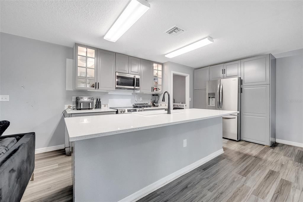 Под контрактом: $294,000 (3 спален, 2 ванн, 1681 Квадратных фут)