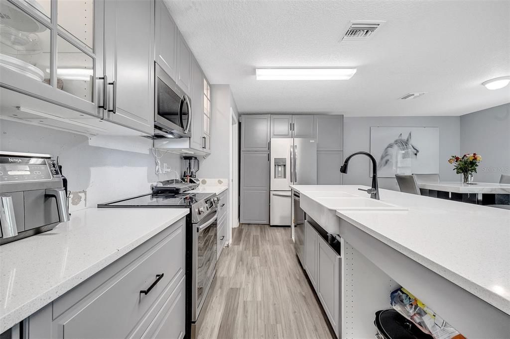 Под контрактом: $294,000 (3 спален, 2 ванн, 1681 Квадратных фут)