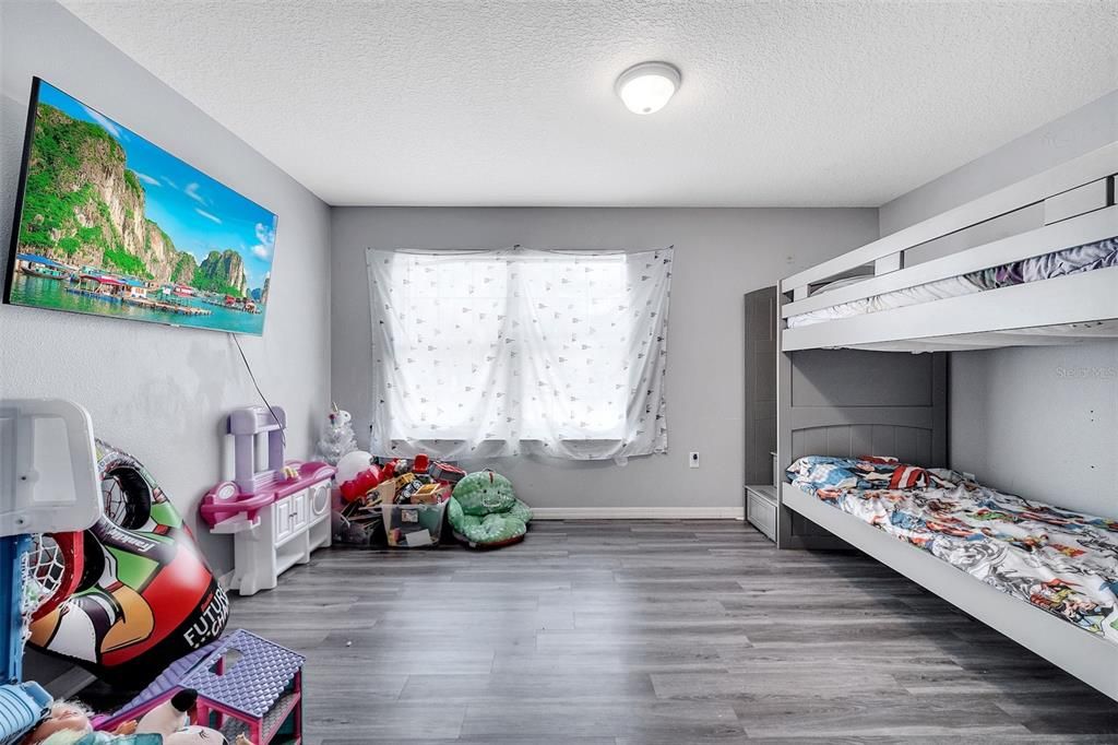 Под контрактом: $294,000 (3 спален, 2 ванн, 1681 Квадратных фут)