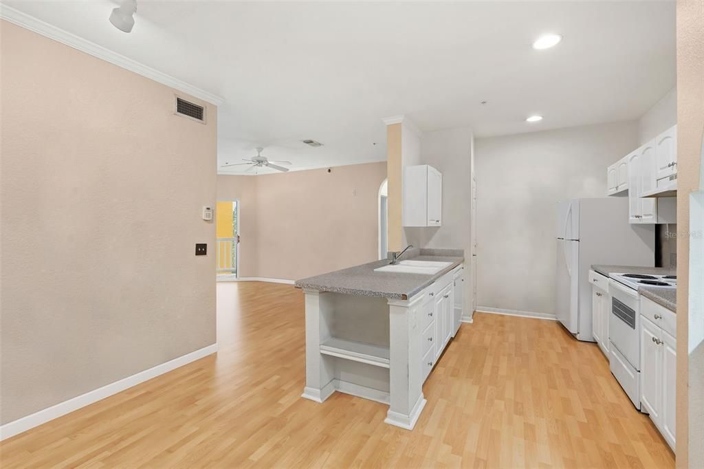 For Sale: $275,000 (2 beds, 2 baths, 1070 Square Feet)