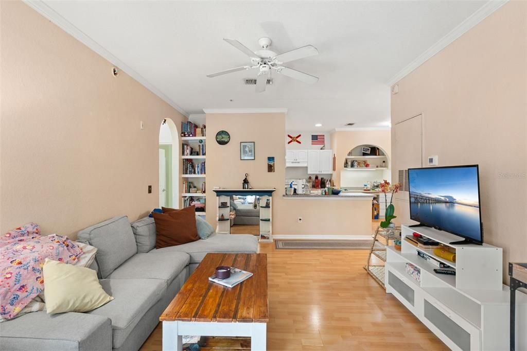 For Sale: $275,000 (2 beds, 2 baths, 1070 Square Feet)