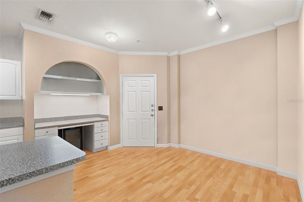 For Sale: $275,000 (2 beds, 2 baths, 1070 Square Feet)