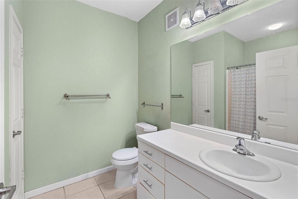 For Sale: $275,000 (2 beds, 2 baths, 1070 Square Feet)