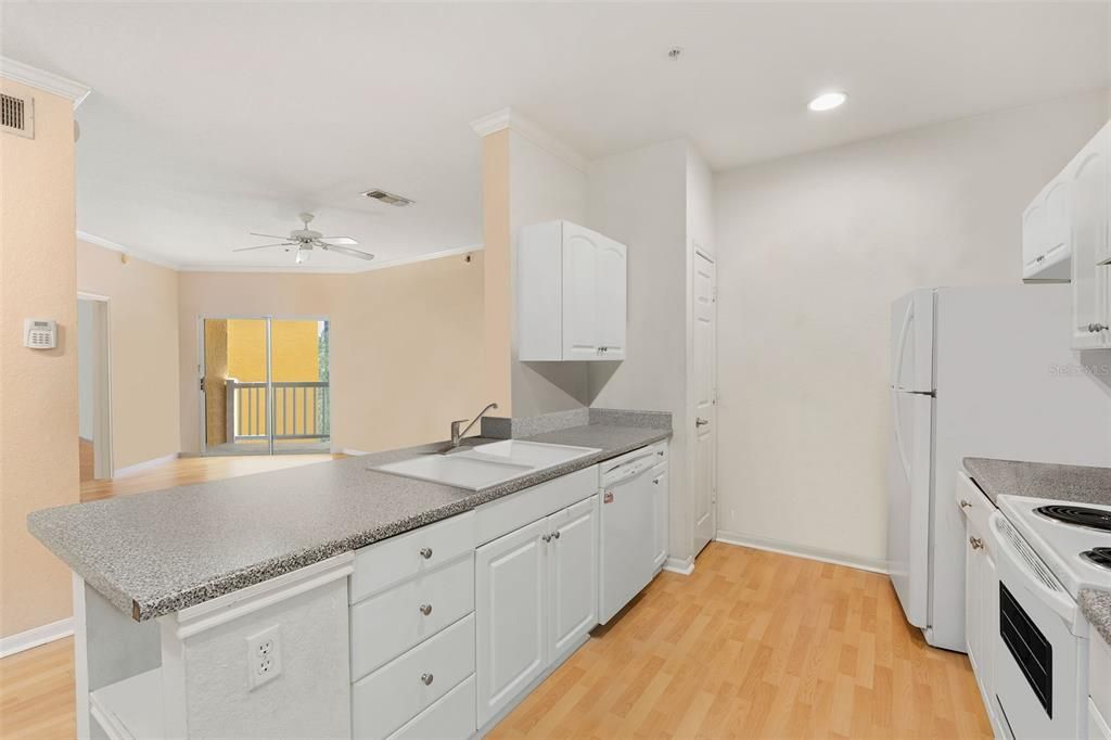 For Sale: $275,000 (2 beds, 2 baths, 1070 Square Feet)