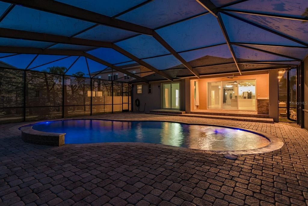 合同活跃: $699,000 (4 贝兹, 2 浴室, 1829 平方英尺)