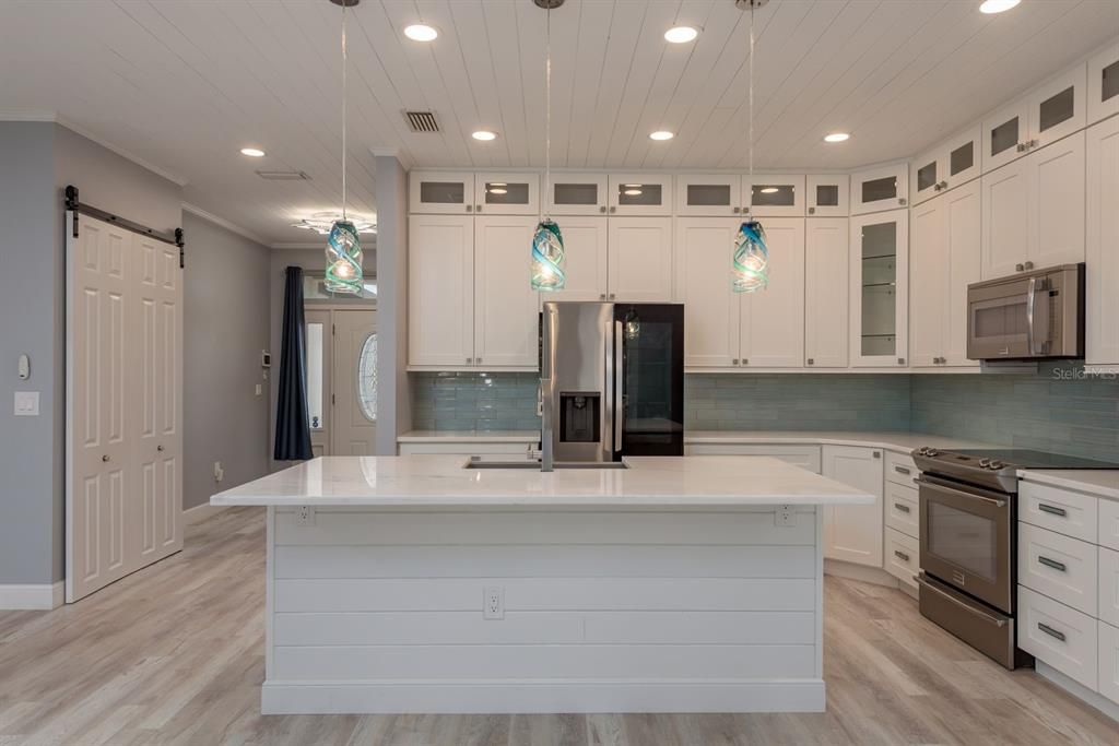 合同活跃: $699,000 (4 贝兹, 2 浴室, 1829 平方英尺)