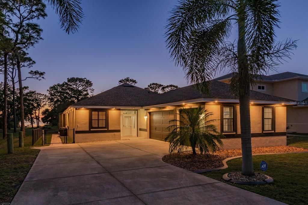 合同活跃: $699,000 (4 贝兹, 2 浴室, 1829 平方英尺)