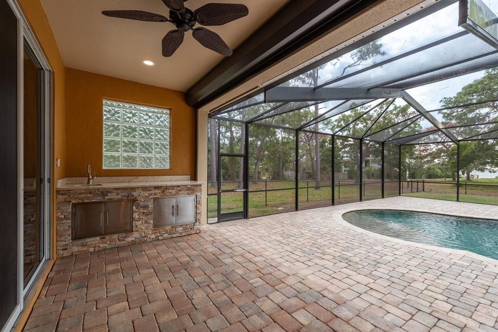 合同活跃: $699,000 (4 贝兹, 2 浴室, 1829 平方英尺)