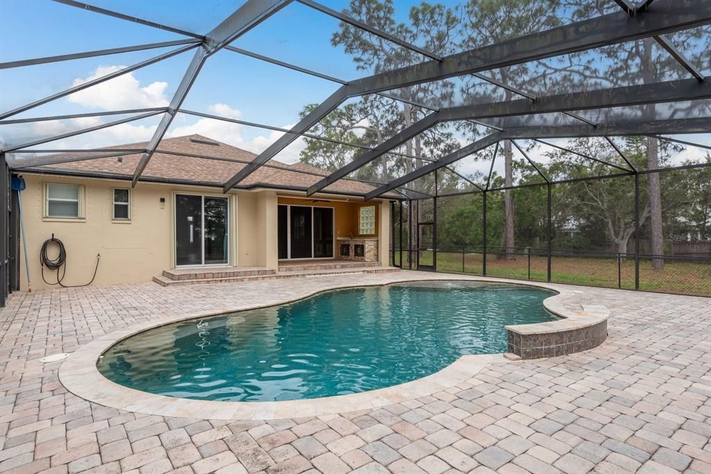 合同活跃: $699,000 (4 贝兹, 2 浴室, 1829 平方英尺)