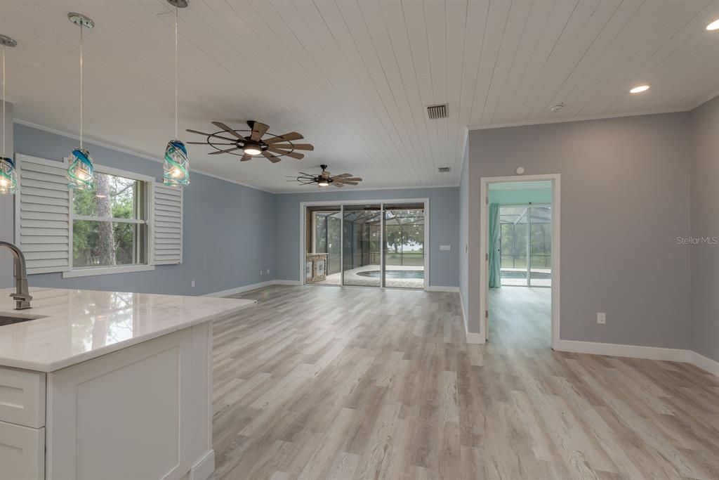 合同活跃: $699,000 (4 贝兹, 2 浴室, 1829 平方英尺)