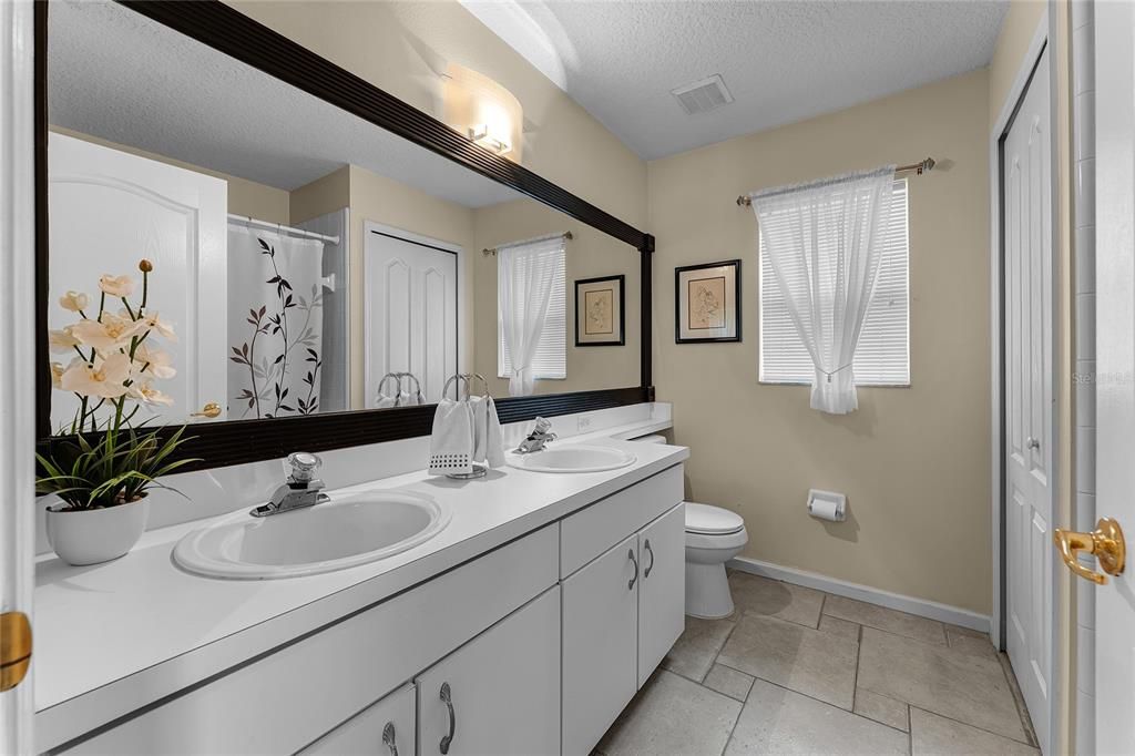 Activo con contrato: $555,000 (4 camas, 3 baños, 2361 Pies cuadrados)