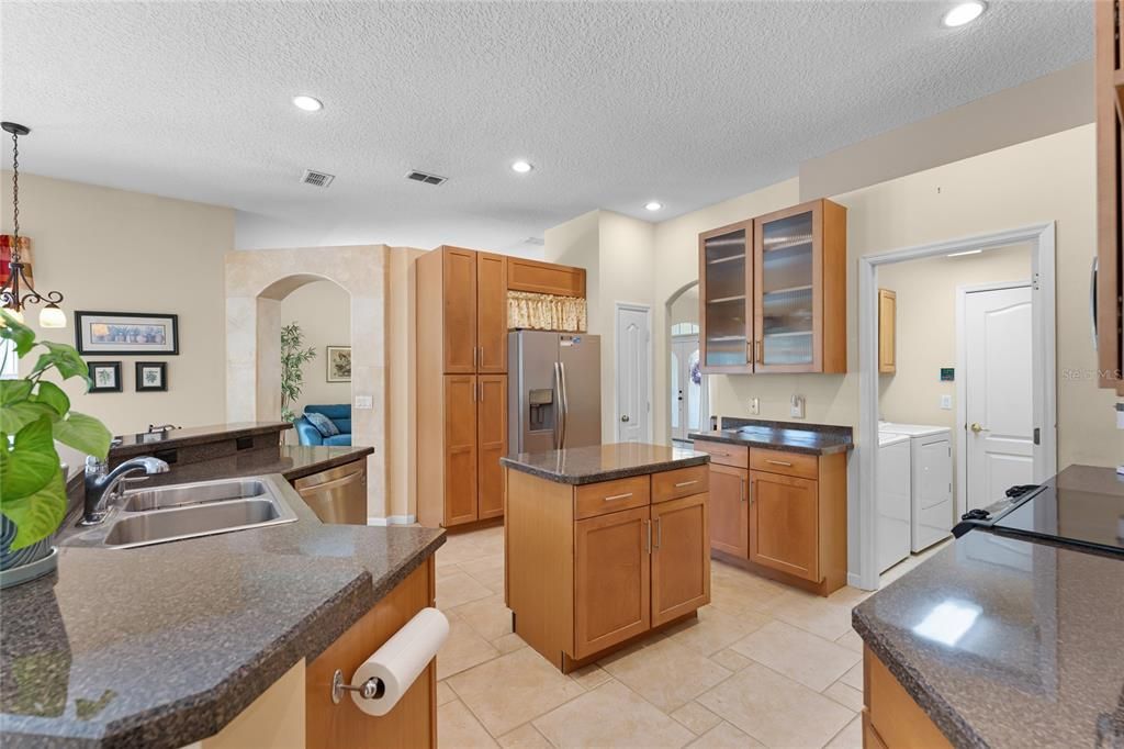 Activo con contrato: $555,000 (4 camas, 3 baños, 2361 Pies cuadrados)